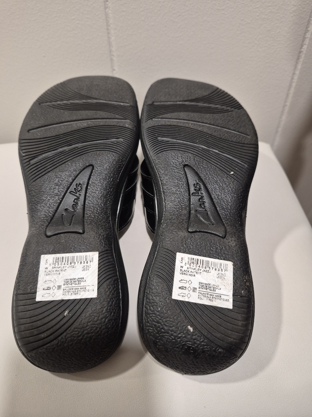 Clarks Cloudsteppers Black Patent Thong Sandals - Picture 4 of 4
